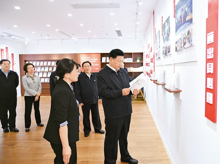2019年11月2日至3日，中共中央總書記、國家主席、中央軍委主席習(xí)近平在上?？疾臁＿@是2日下午，習(xí)近平在長寧區(qū)虹橋街道古北市民中心考察，了解社區(qū)開通社情民意直通車、服務(wù)基層群眾參與立法工作等情況。 新華社記者 謝環(huán)馳/攝