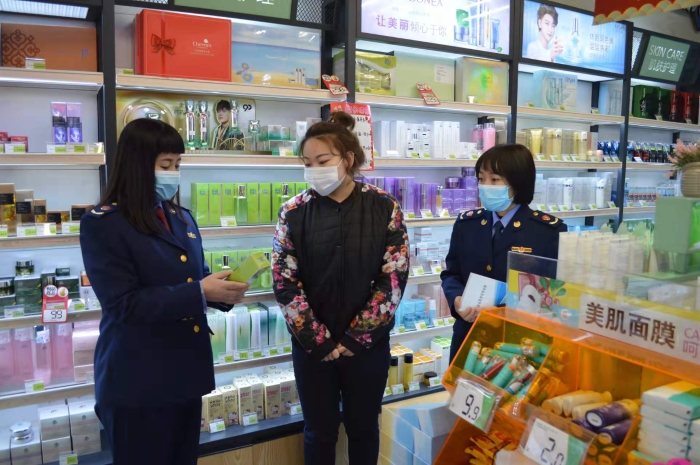 圖為該局執(zhí)法人員在一家化妝品專(zhuān)營(yíng)店進(jìn)行檢查。