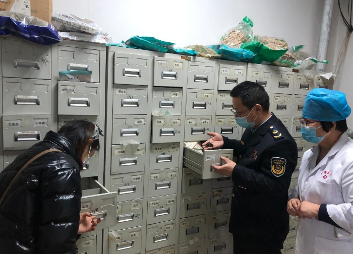 圖為庫(kù)爾勒市執(zhí)法人員對(duì)中藥材進(jìn)行檢查。