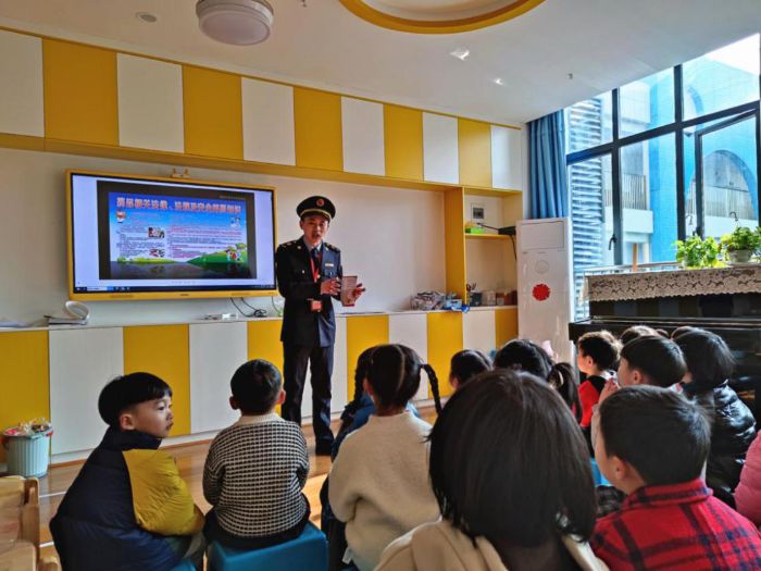圖為3月3日執(zhí)法人員給南豐縣第二幼兒園的學(xué)生們講解安全用藥知識。