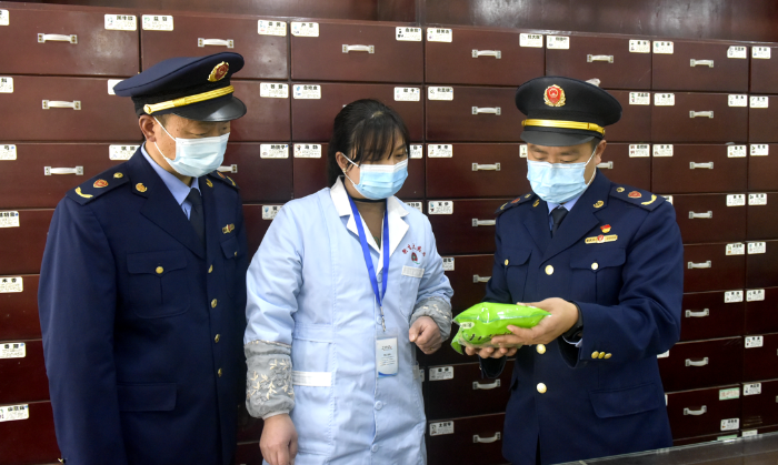 圖為龍?zhí)舵?zhèn)執(zhí)法人員檢查中藥飲片是否霉?fàn)€變質(zhì)。