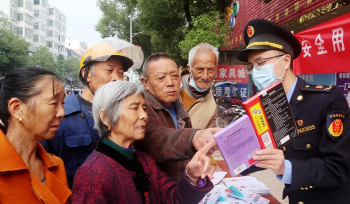 圖為該局工作人員在羅坊鎮(zhèn)集鎮(zhèn)向消費者講解如何識別假劣藥品。