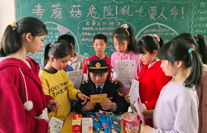 圖為該縣市場監(jiān)管局嶺背分局工作人員在嶺背大窩小學(xué)向?qū)W生講解如何鑒別假冒偽劣食品藥品。王雨林 段丁長 攝