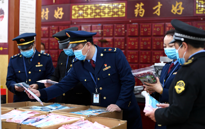 圖為執(zhí)法人員在一家藥店檢查。