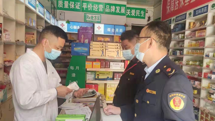 圖為執(zhí)法人員在一家藥店檢查。