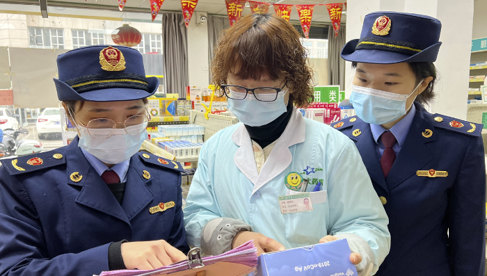 圖為執(zhí)法人員檢查新冠病毒抗原檢測試劑購銷記錄。