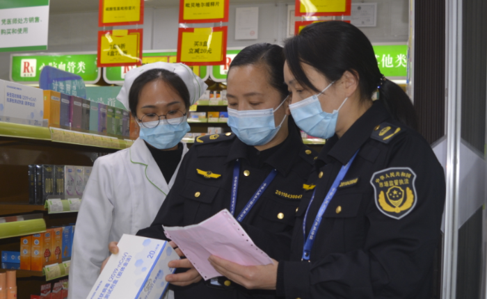 圖為執(zhí)法人員在藥店檢查。