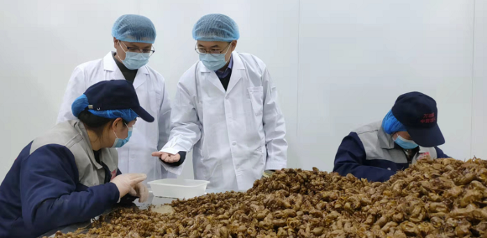 圖為執(zhí)法人員在中藥飲片生產(chǎn)企業(yè)進(jìn)行現(xiàn)場檢查。