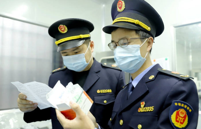 圖為執(zhí)法人員在一家檢測(cè)機(jī)構(gòu)檢查。
