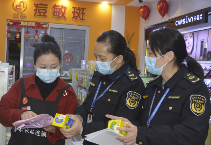 圖為執(zhí)法人員在化妝品經(jīng)營(yíng)單位檢查。