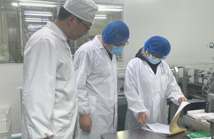 圖為執(zhí)法人員在一家藥品生產(chǎn)企業(yè)抽樣檢查。
