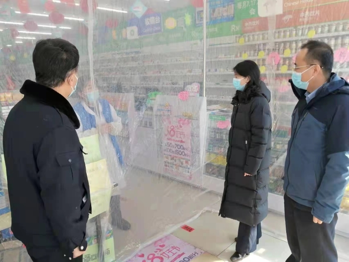 圖為吉林省藥監(jiān)局黨組成員、副局長藍翁弛（中），藥品安全總監(jiān)李金波檢查藥店疫情防控情況。