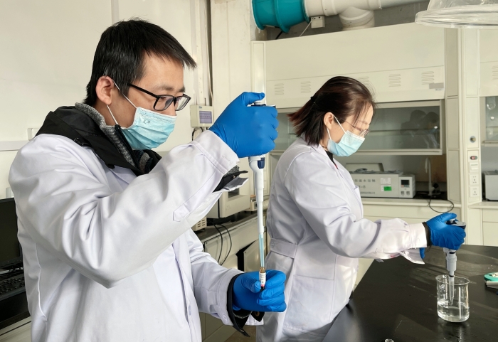 圖為檢驗人員檢驗防護用品環(huán)氧乙烷殘留項目。