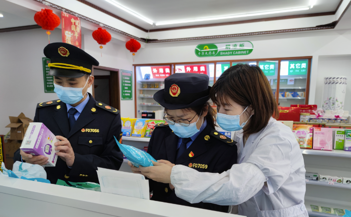圖為執(zhí)法人員在藥店檢查疫情防控用品質(zhì)量。