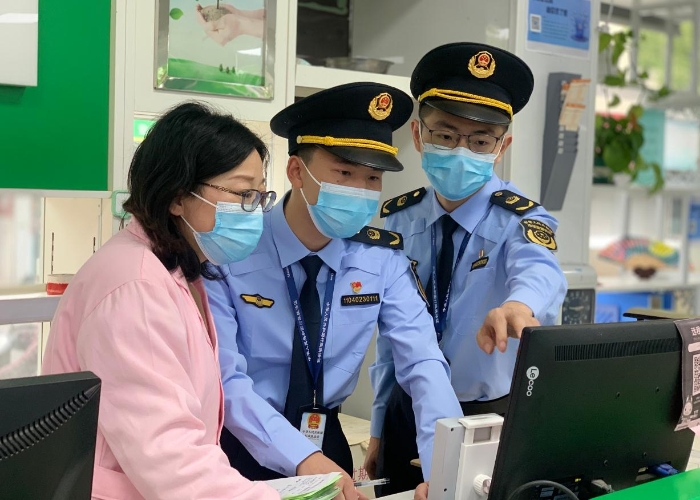 圖為該分局執(zhí)法人員對一家藥店的藥品上報記錄進(jìn)行核對。