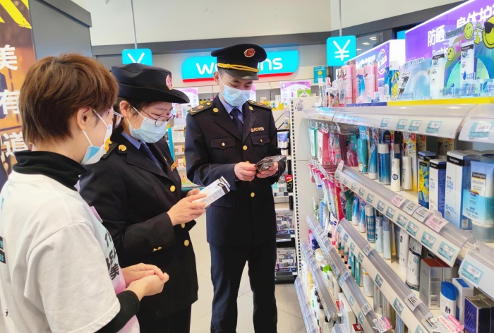 圖為執(zhí)法人員在一家化妝品專營(yíng)店檢查防曬類化妝品。