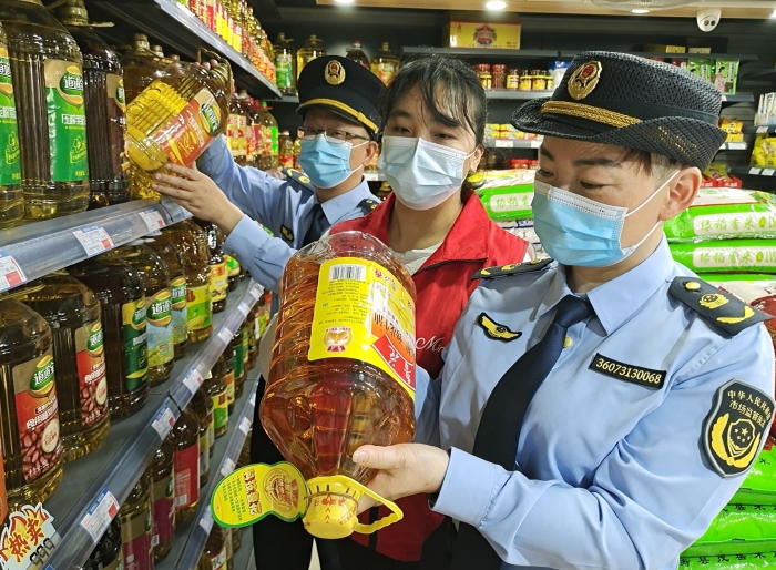 圖為執(zhí)法人員正在一商店檢查食品。