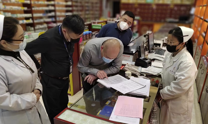 圖為五一假期期間檢查組檢查轄區(qū)零售藥店。