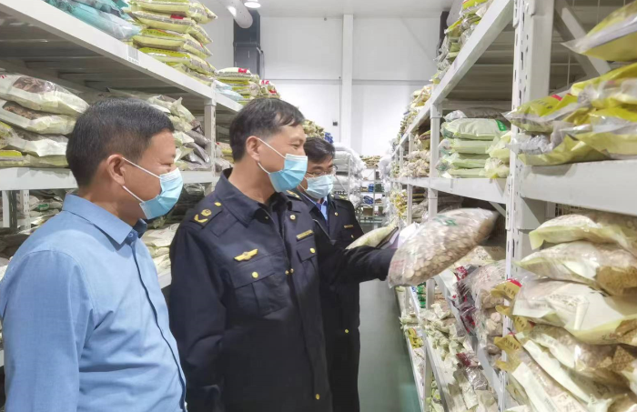 圖為執(zhí)法人員在藥品儲存企業(yè)檢查。