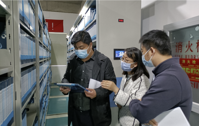 圖為檢查組檢查部分文件記錄。