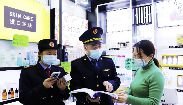 圖為執(zhí)法人員檢查進(jìn)口化妝品標(biāo)簽標(biāo)識。