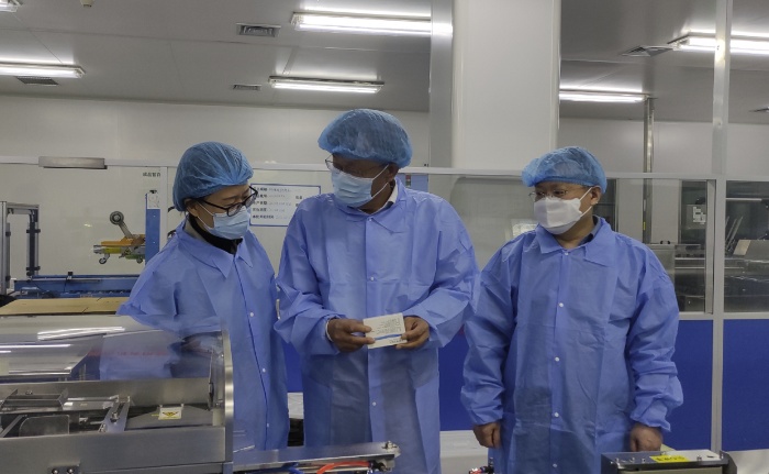圖為檢查人員在一家集采中選企業(yè)檢查。