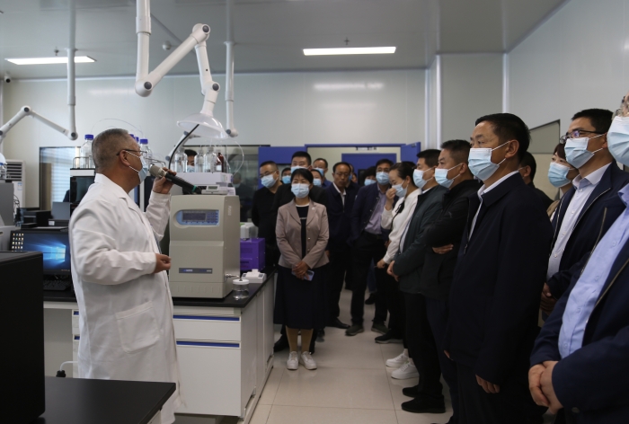 圖為參會人員觀摩甘肅省藥檢院隴西分院建設(shè)情況 丁怡媛攝 圖為參會人員觀摩甘肅省藥檢院隴西分院建設(shè)情況 丁怡媛攝