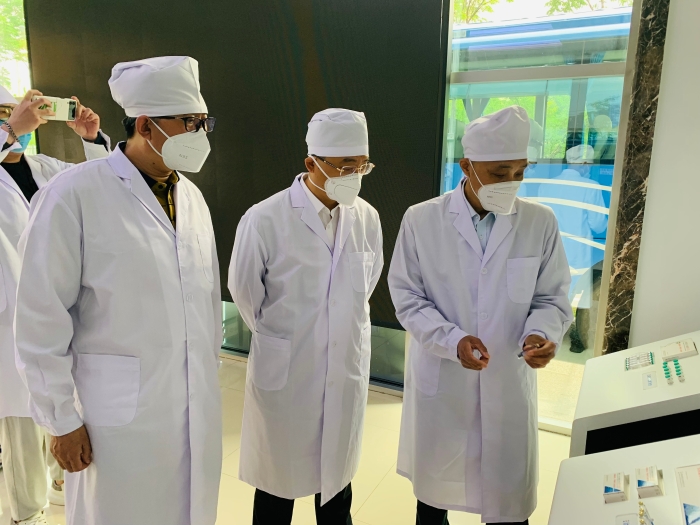 圖為吉林省副局長付兆峰（中）指導幫扶企業(yè)解決實際問題。
