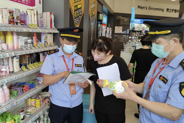 圖為5月30日，南豐縣市場監(jiān)管局執(zhí)法人員在一家化妝品專賣店開展兒童化妝品安全使用科普。