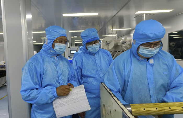 圖為第三分局執(zhí)法人員在一家無菌敷貼類醫(yī)療器械企業(yè)檢查潔凈車間。
