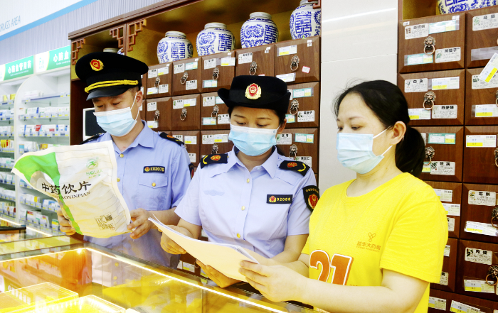 圖為6月7日，渝水區(qū)市場監(jiān)管局執(zhí)法人員在一家零售藥店檢查中藥飲片儲存情況。