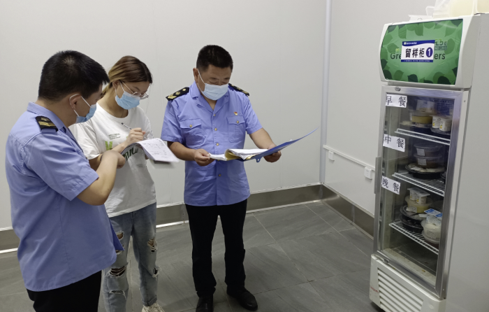 圖為6月7日，尉氏縣市場監(jiān)管局執(zhí)法人員在一考點餐飲部門檢查食品留樣備查制度落實情況。