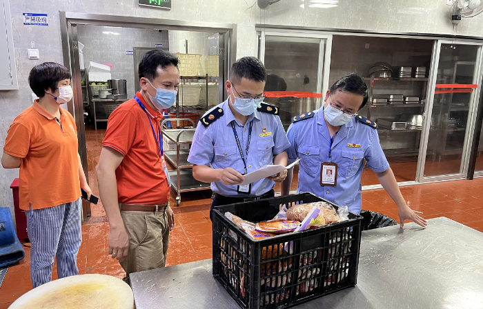 圖為連江縣市場監(jiān)管局執(zhí)法人員在一家考點學校食堂檢查食品儲存情況。