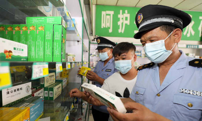 圖為6月13日，濉溪縣鐵佛市場監(jiān)督管理所執(zhí)法人員在轄區(qū)內(nèi)一家藥店檢查。