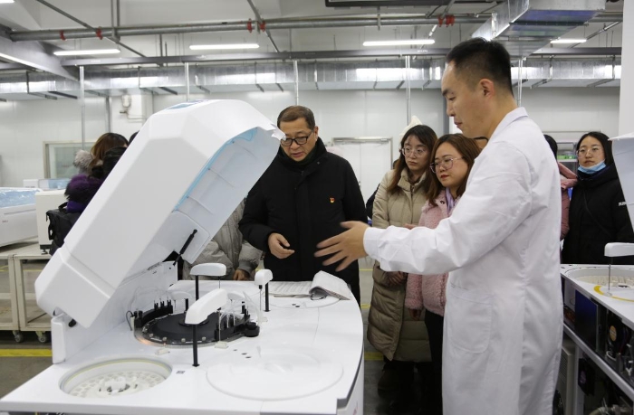 圖為吉林省藥品審批中心在吉林省迪瑞醫(yī)療科技有限公司生產(chǎn)車間調(diào)研。（資料圖，葉陽歡攝）