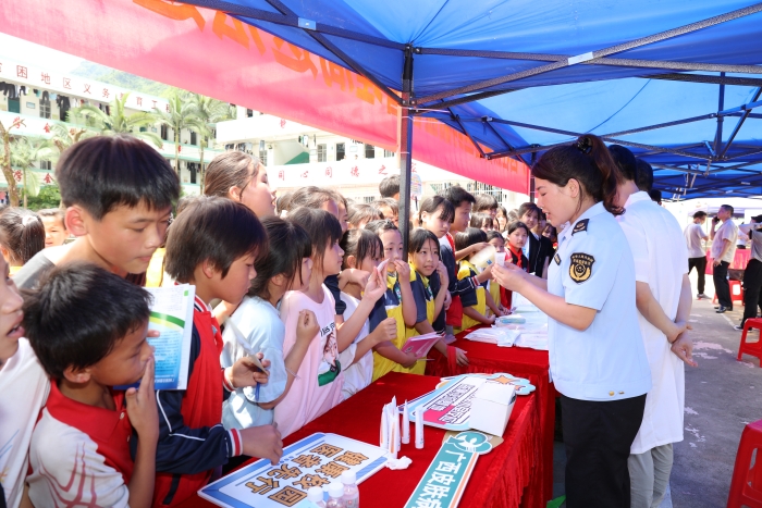 圖為監(jiān)管人員向小學(xué)生講解兒童化妝品安全知識(shí)。（藍(lán)必賢 攝）
