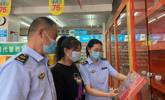 圖為臨海市市場監(jiān)管局執(zhí)法人員在一家藥店檢查藥品儲存情況。