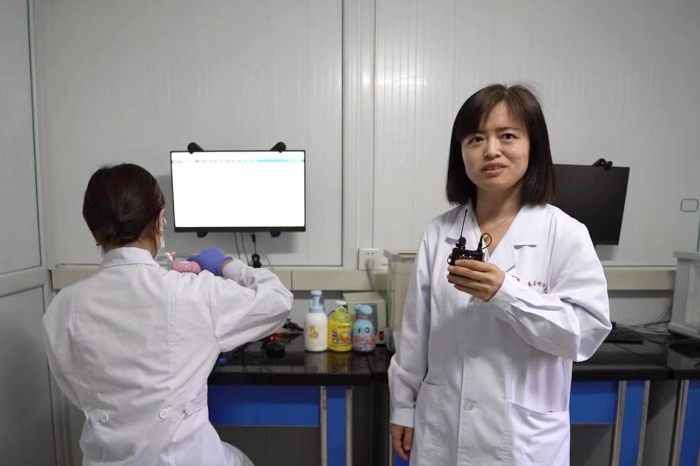 圖為吉林省藥檢院檢驗(yàn)人員介紹兒童化妝品檢驗(yàn)流程。（葉陽(yáng)歡攝）