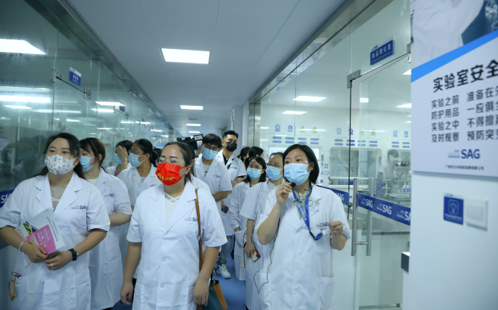 圖為市民代表在廣西民生中檢聯(lián)檢測有限公司專業(yè)化妝品檢測人員的引領(lǐng)下近距離觀摩實驗場所。