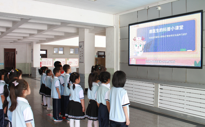 圖為錦州市某小學(xué)利用課間休息時間為學(xué)生播放兒童化妝品科普宣傳視頻。