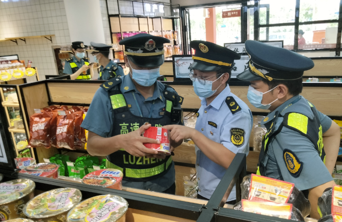 圖為6月27日，于都縣市場監(jiān)管局執(zhí)法人員在于都北服務區(qū)一家超市內(nèi)檢查是否存在經(jīng)營過期食品問題。