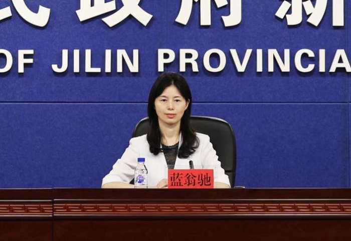 圖為吉林省藥監(jiān)局黨組成員、副局長(zhǎng)藍(lán)翁馳介紹有關(guān)情況并答記者問。