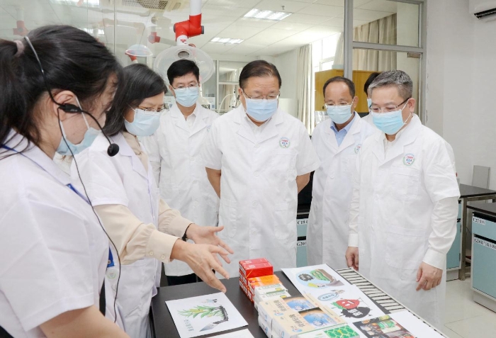 圖為調(diào)研組在質(zhì)譜實驗室了解中藥民族藥安全性檢測平臺建設(shè)情況。（程奇攝）