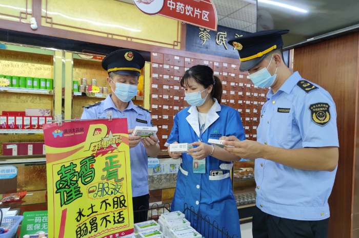 圖為南豐縣市場(chǎng)監(jiān)管局執(zhí)法人員在一家零售藥店檢查。