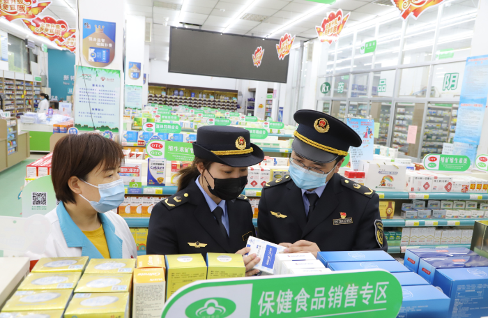 圖為沂南縣市場監(jiān)管局執(zhí)法人員在一家藥店保健食品專區(qū)檢查。