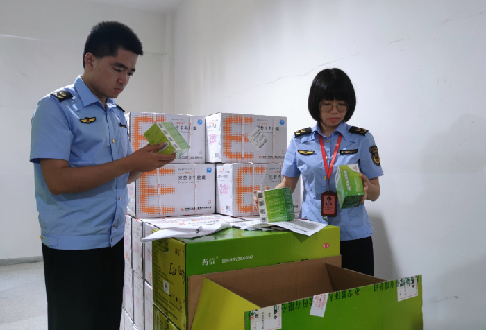 圖為第二檢查所執(zhí)法人員在一家藥品生產企業(yè)檢查特殊藥品質量。
