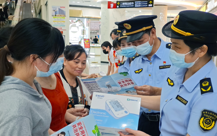 圖為7月19日，于都縣市場監(jiān)管局工作人員在一家商場為群眾講解醫(yī)療器械安全知識。