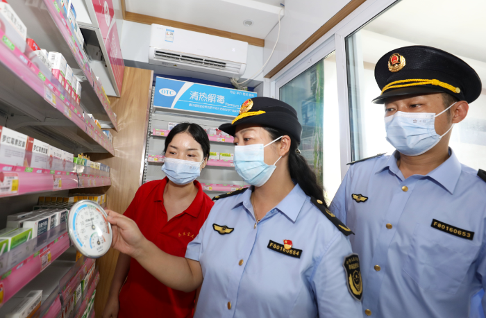 圖為淮北市市場監(jiān)管局執(zhí)法人員在一家藥店檢查藥品存放環(huán)境。