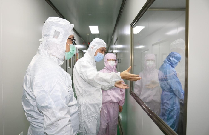 圖為檢查組在企業(yè)貯存?zhèn)}庫(kù)檢查 圖為檢查組在企業(yè)貯存?zhèn)}庫(kù)檢查