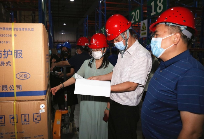 圖為檢查組在企業(yè)醫(yī)用防護(hù)服生產(chǎn)車間檢查 圖為檢查組在企業(yè)醫(yī)用防護(hù)服生產(chǎn)車間檢查